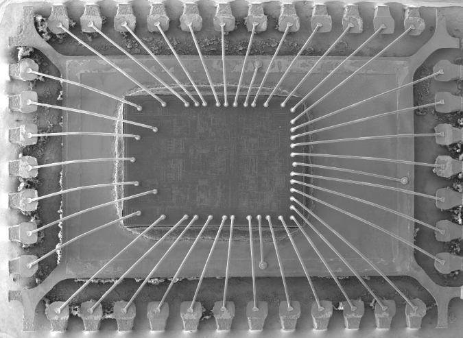 IC芯片开盖失效检测前后对比图，展示焊盘桥接故障点位